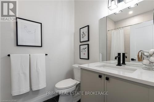 24 - 63 Compass Trail, Central Elgin, ON - Indoor Photo Showing Bathroom