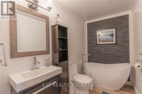 20 - 90 Ontario Street S, Lambton Shores, ON - Indoor Photo Showing Bathroom