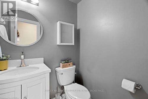 104 Main Street, Southwest Middlesex, ON - Indoor Photo Showing Bathroom