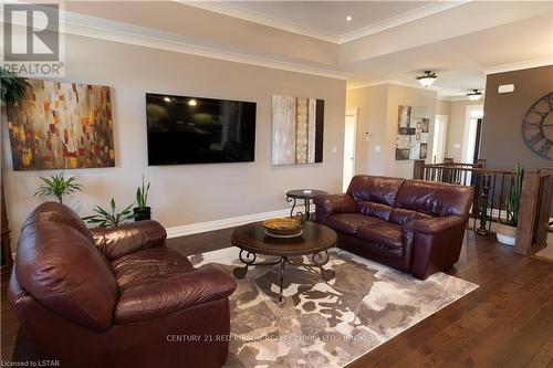 113 Collins Way, Strathroy-Caradoc, ON - Indoor Photo Showing Living Room