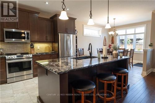 113 Collins Way, Strathroy-Caradoc, ON - Indoor Photo Showing Kitchen With Upgraded Kitchen
