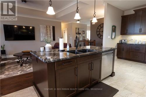 113 Collins Way, Strathroy-Caradoc, ON - Indoor Photo Showing Kitchen With Double Sink