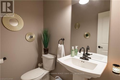 113 Collins Way, Strathroy-Caradoc, ON - Indoor Photo Showing Bathroom