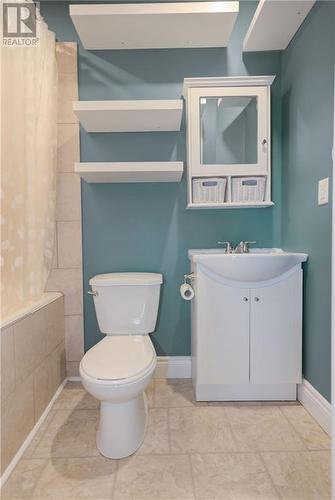 Main floor bathroom - 223 Hunter Street, Pembroke, ON - Indoor Photo Showing Bathroom