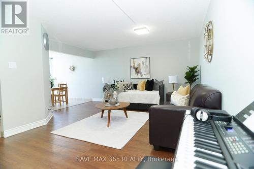 1704 - 61 Markbrook Lane, Toronto, ON - Indoor Photo Showing Living Room