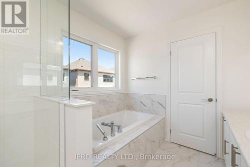 11 Phoenix Boulevard, Barrie, ON - Indoor Photo Showing Bathroom