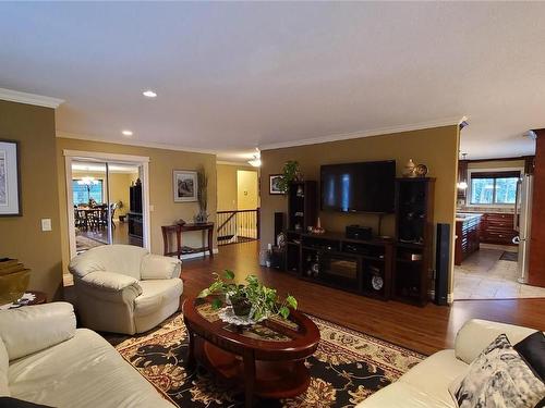 124 Sportsmens Bowl Road, Oliver, BC - Indoor Photo Showing Living Room