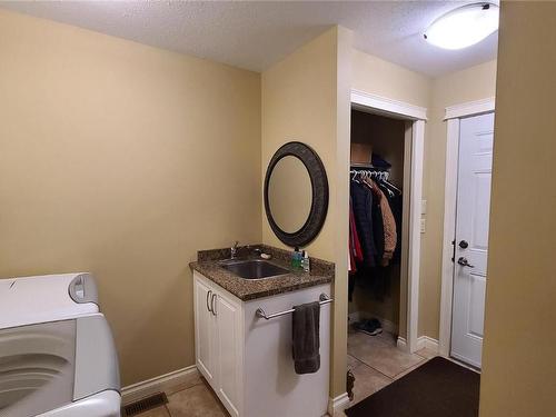 124 Sportsmens Bowl Road, Oliver, BC - Indoor Photo Showing Laundry Room