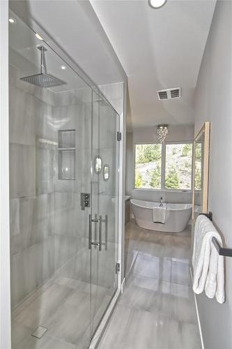 2021 Spyglass Way, West Kelowna, BC - Indoor Photo Showing Bathroom