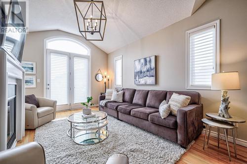 64 Sumersford Drive, Clarington, ON - Indoor Photo Showing Living Room