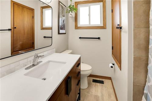121 Wade Road, Smithville, ON - Indoor Photo Showing Bathroom