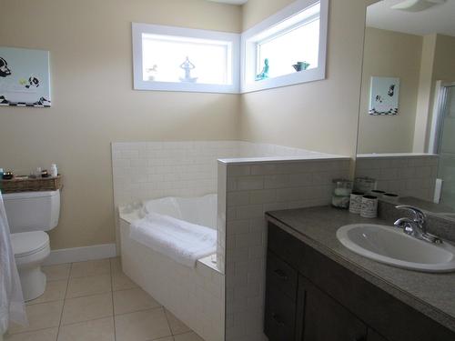 3776 Williston Road, Castlegar, BC - Indoor Photo Showing Bathroom