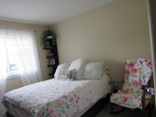3776 Williston Road, Castlegar, BC - Indoor Photo Showing Bedroom