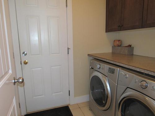 3776 Williston Road, Castlegar, BC - Indoor Photo Showing Laundry Room
