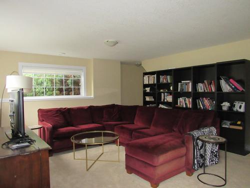 3776 Williston Road, Castlegar, BC - Indoor Photo Showing Living Room