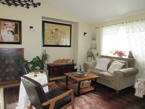 3776 Williston Road, Castlegar, BC - Indoor Photo Showing Living Room