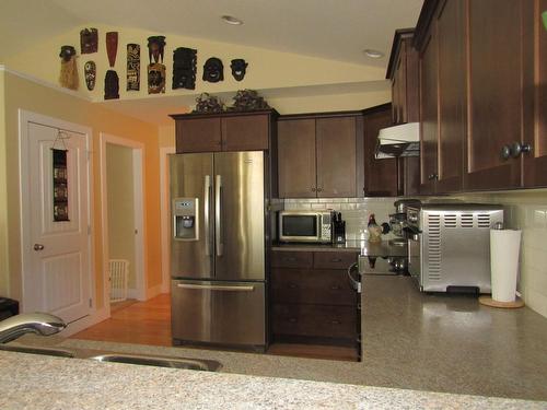 3776 Williston Road, Castlegar, BC - Indoor Photo Showing Kitchen
