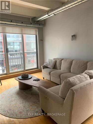 305 - 766 King Street W, Toronto, ON - Indoor Photo Showing Living Room