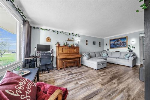 53408 Marr Road, Wainfleet, ON - Indoor Photo Showing Living Room