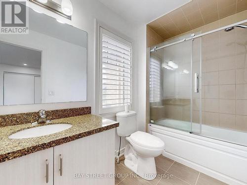 100 Blackwell Crescent, Oshawa, ON - Indoor Photo Showing Bathroom