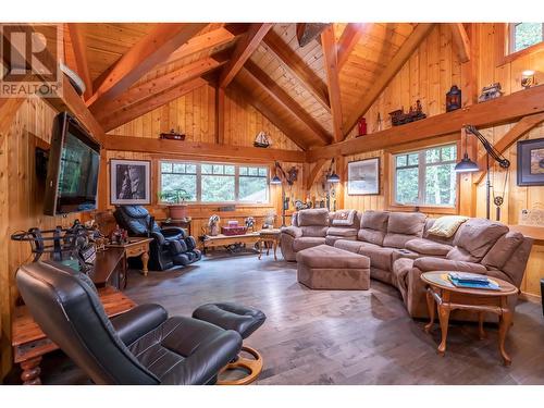 3020 Island Park Drive, Prince George, BC - Indoor Photo Showing Living Room