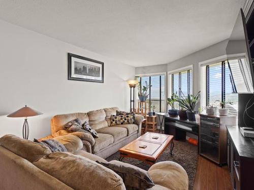 23-1775 Mckinley Crt, Kamloops, BC - Indoor Photo Showing Living Room