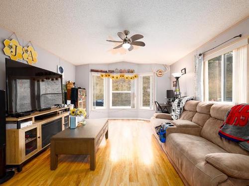 141-1555 Howe Road, Kamloops, BC - Indoor Photo Showing Living Room