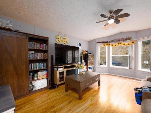 141-1555 Howe Road, Kamloops, BC - Indoor Photo Showing Living Room
