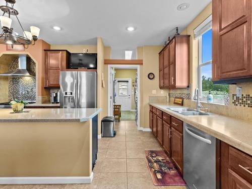 7629 Barnhartvale Road, Kamloops, BC - Indoor Photo Showing Kitchen With Double Sink