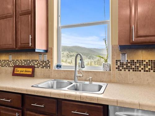 7629 Barnhartvale Road, Kamloops, BC - Indoor Photo Showing Kitchen With Double Sink
