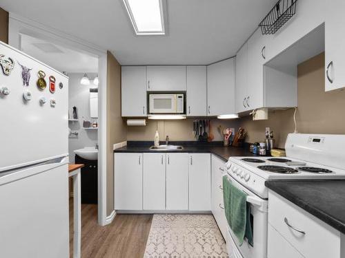 7629 Barnhartvale Road, Kamloops, BC - Indoor Photo Showing Kitchen