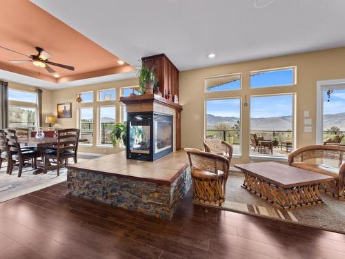 7629 Barnhartvale Road, Kamloops, BC - Indoor Photo Showing Living Room With Fireplace