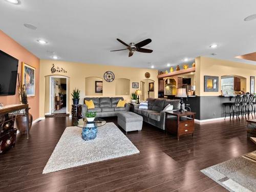 7629 Barnhartvale Road, Kamloops, BC - Indoor Photo Showing Living Room