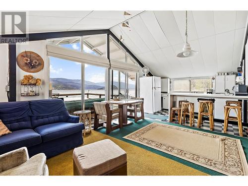 1665 Blind Bay Road, Blind Bay, BC - Indoor Photo Showing Living Room