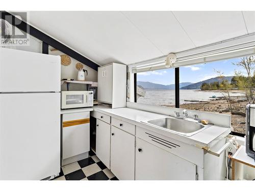 1665 Blind Bay Road, Blind Bay, BC - Indoor Photo Showing Kitchen