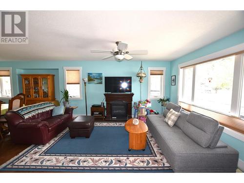 683 Cougar Street, Vernon, BC - Indoor Photo Showing Living Room