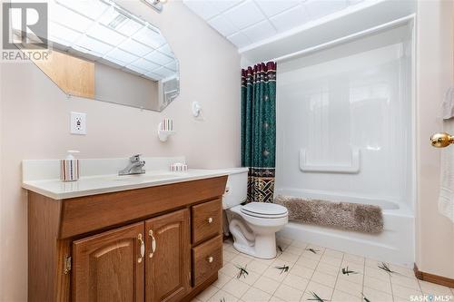 210 Haslam Court, Saskatoon, SK - Indoor Photo Showing Bathroom