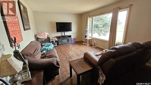 132 Haw Place, Swift Current, SK - Indoor Photo Showing Living Room