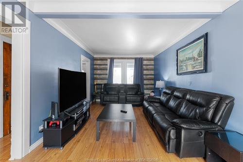 825 Arthur Road, Windsor, ON - Indoor Photo Showing Living Room