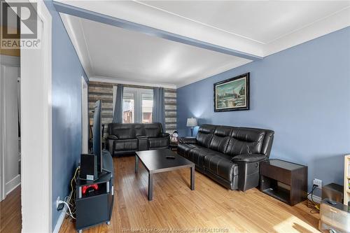 825 Arthur Road, Windsor, ON - Indoor Photo Showing Living Room