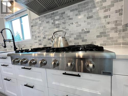 5090 50A Street Ne, Salmon Arm, BC - Indoor Photo Showing Kitchen