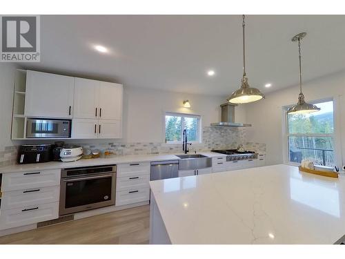 5090 50A Street Ne, Salmon Arm, BC - Indoor Photo Showing Kitchen With Upgraded Kitchen