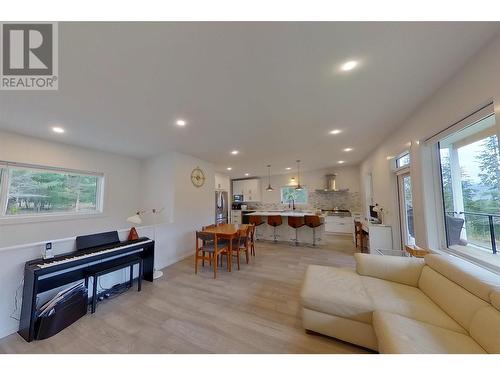 5090 50A Street Ne, Salmon Arm, BC - Indoor Photo Showing Living Room