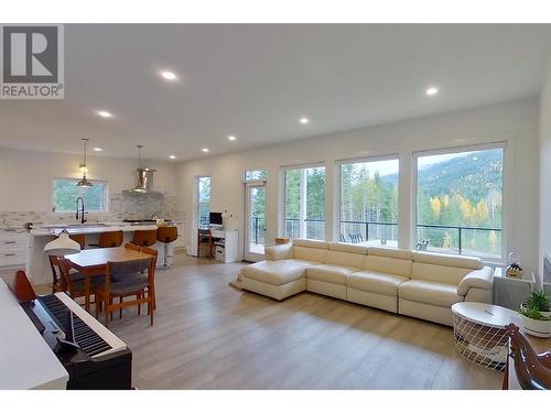 5090 50A Street Ne, Salmon Arm, BC - Indoor Photo Showing Living Room