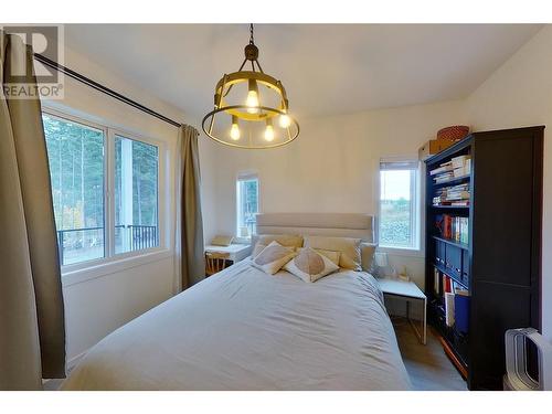 5090 50A Street Ne, Salmon Arm, BC - Indoor Photo Showing Bedroom