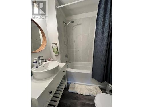 5090 50A Street Ne, Salmon Arm, BC - Indoor Photo Showing Bathroom