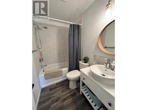 5090 50A Street Ne, Salmon Arm, BC - Indoor Photo Showing Bathroom