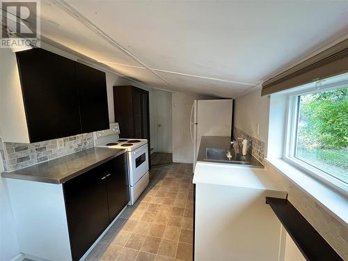 5090 50A Street Ne, Salmon Arm, BC - Indoor Photo Showing Kitchen