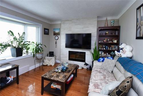 41 Woodbine Avenue, St. Catharines, ON - Indoor Photo Showing Living Room With Fireplace