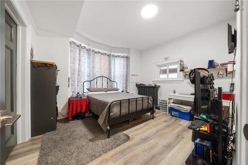 132 Holton Avenue S, Hamilton, ON - Indoor Photo Showing Bedroom